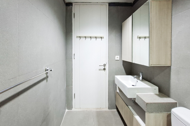 Bathroom 4, Bright and Comfy 2BR Apartment at Paddington Heights By Travelio, Tangerang