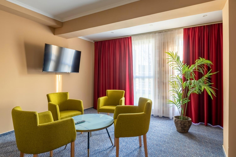 Others 3, Hotel Aurora, Miskolci