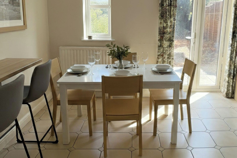 Dining 4, 4-bedroom Contractor House , Sleeps 9 With Parking, South Gloucestershire