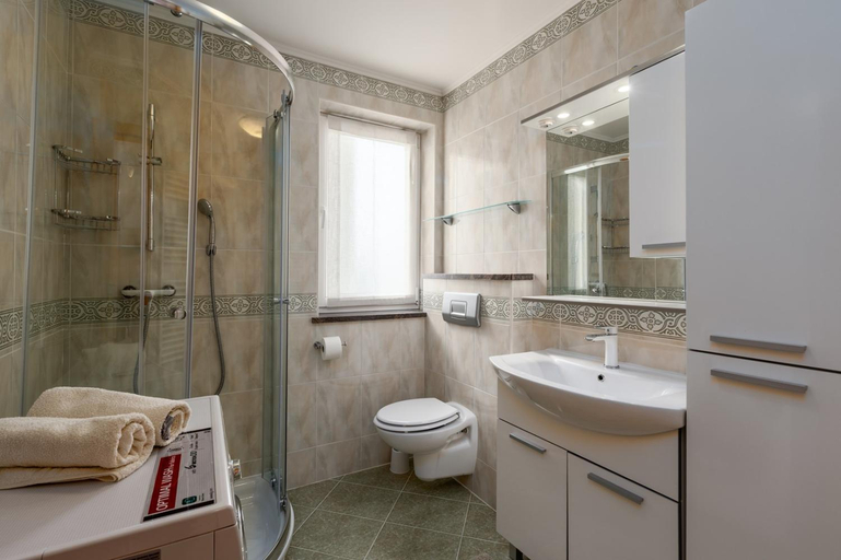 Bathroom 3, House with apartments Dragica, Umag
