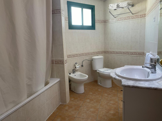 Bathroom 4, Festival Village Salou Apartments, Tarragona