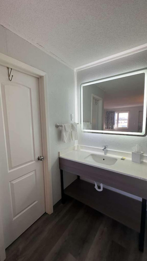 Bathroom 3, Botkins motel, Shelby