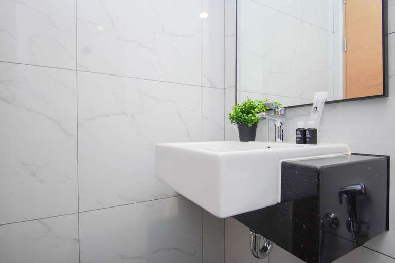 Bathroom 5, Tranquil Studio at Ciputra World 2 Apartment By Travelio, Jakarta Selatan