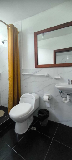 Bathroom, Hostal y Complejo Turistico La Rueda, Guaranda