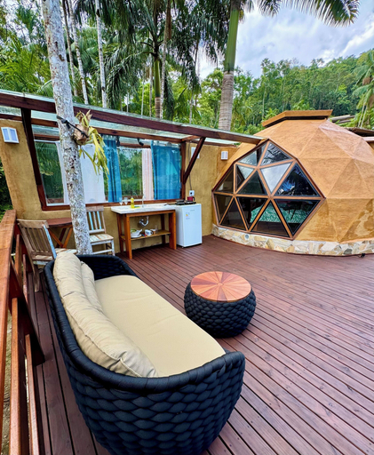 Outdoor dining, Domo Paramita, Parati
