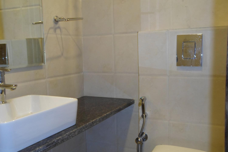 Bathroom 4, Hotel Saffron Inn, Delhi