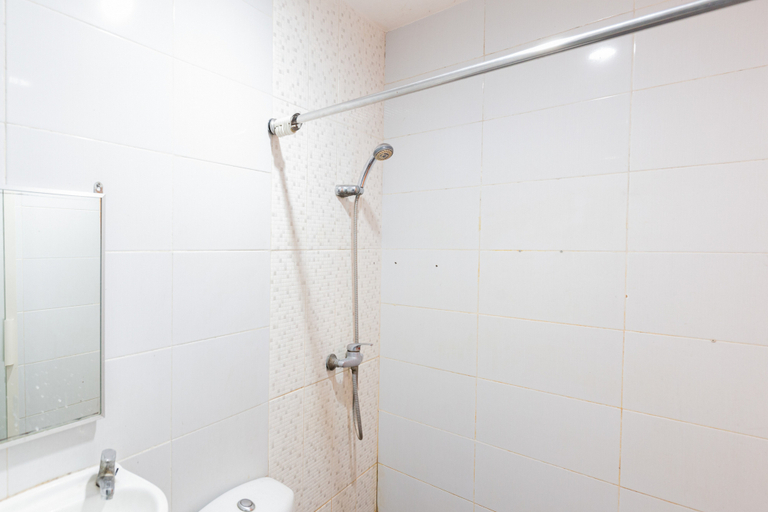 Bathroom 3, RedDoorz @ Siwalankerto Surabaya, Surabaya