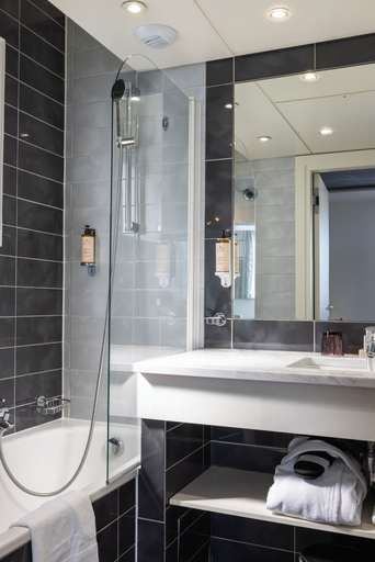 Bathroom 5, Hotel Cezanne, Alpes-Maritimes