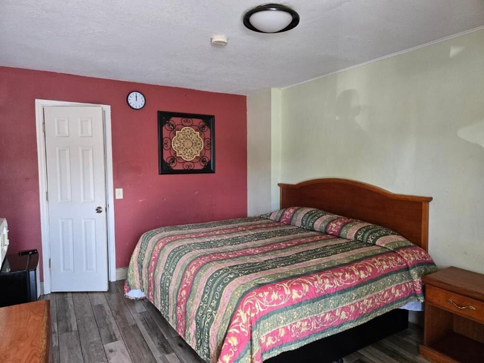 Bedroom 5, Golf View Motel, Lee