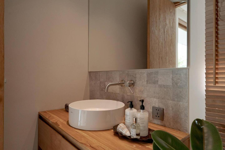 Bathroom 3, Suku House, Badung