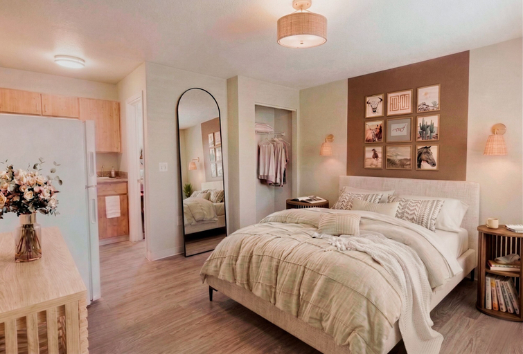 Room 4, Cozy Tolleson Studio with Pool Access, Maricopa