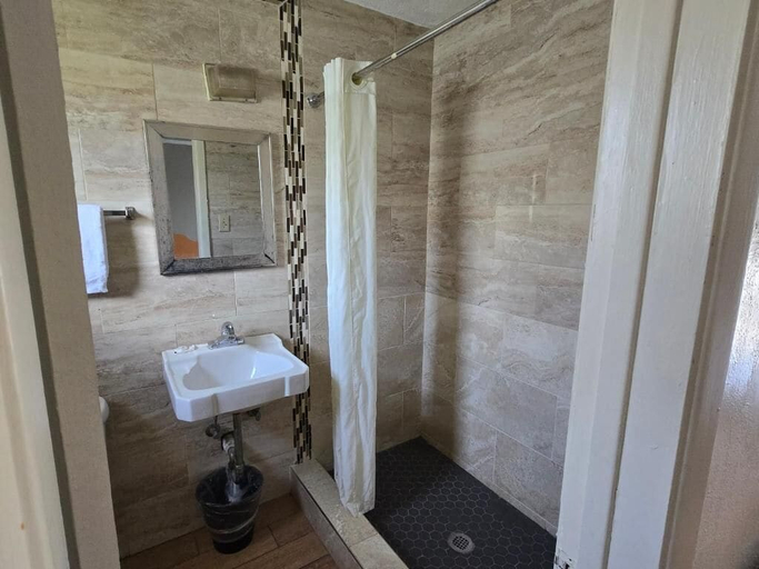 Bathroom 4, Golf View Motel, Lee