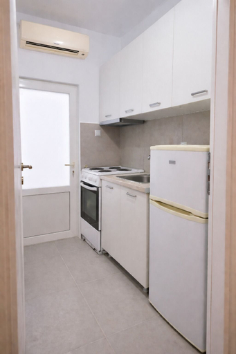 Private kitchen, Dorothy's Apartments Near Airport By SEM, Attica