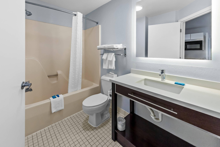 Bathroom 5, MainStay Suites Cincinnati Blue Ash, Hamilton