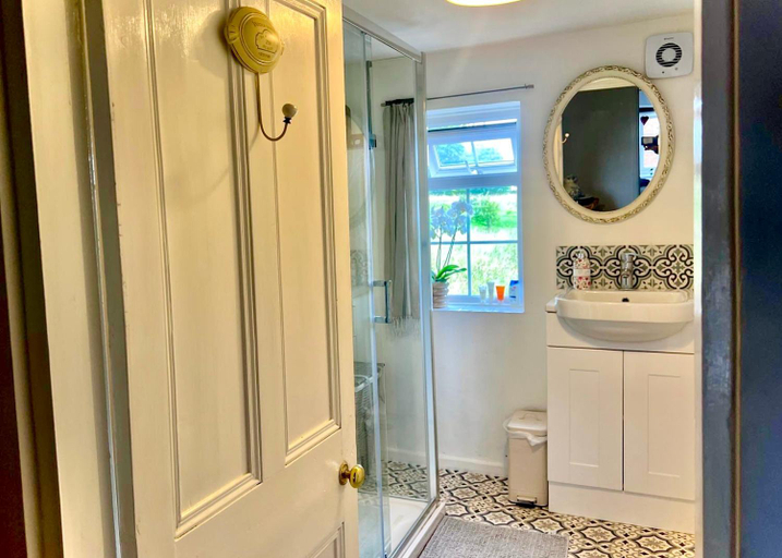 Bathroom, 18th Century Cosy Cottage- Stunning Field Views, Warwickshire
