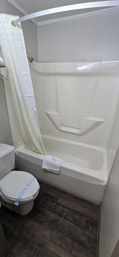 Bathroom 4, Days Inn by Wyndham Clinton, Sampson