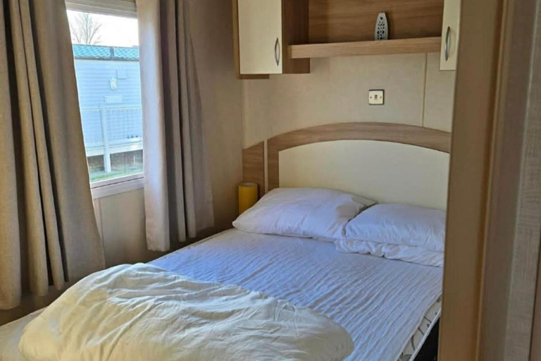 4, Chalet Sleeps 6 with Lake Views Parking, Lincolnshire