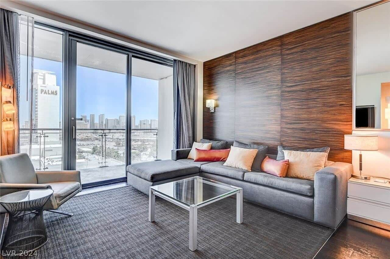 Interior 5, Stunning Escape Studio Unit 17th Floor!, Clark