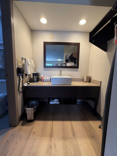 Others 5, Quality Inn, White
