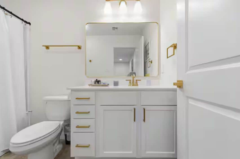 Bathroom 5, Esplanade Inn, Lafayette