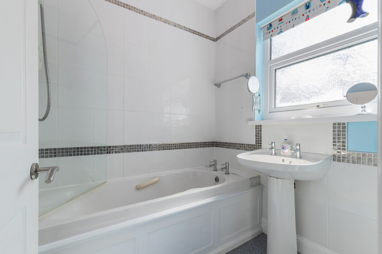 Bathroom, White Sails - Beach and Harbour Views, Pembrokeshire