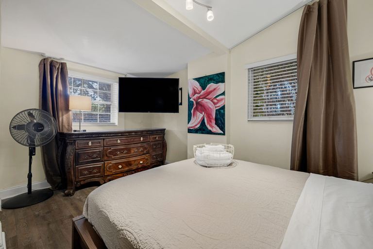 Room 2, Artsy Room with Free Parking, Miami-Dade