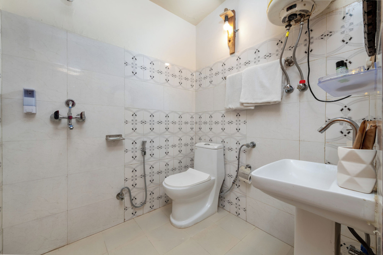 Bathroom 3, Beholden Stay & Cafe-Mountain View Boutique Stay in Old Manali, Kullu