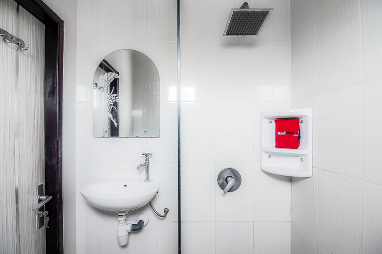 Bathroom 5, RedDoorz near E Walk Mall Balikpapan, Balikpapan