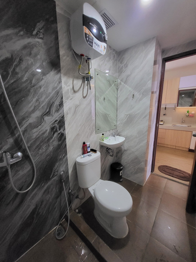 Bathroom 5, 2 BR Corner at Vida View Apartment by Cua, Makassar