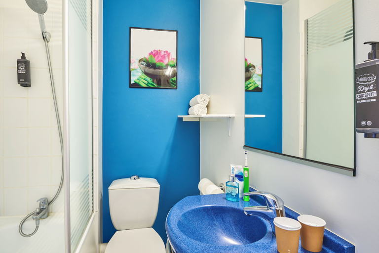 Bathroom 5, ibis budget Versailles Coignières, Yvelines