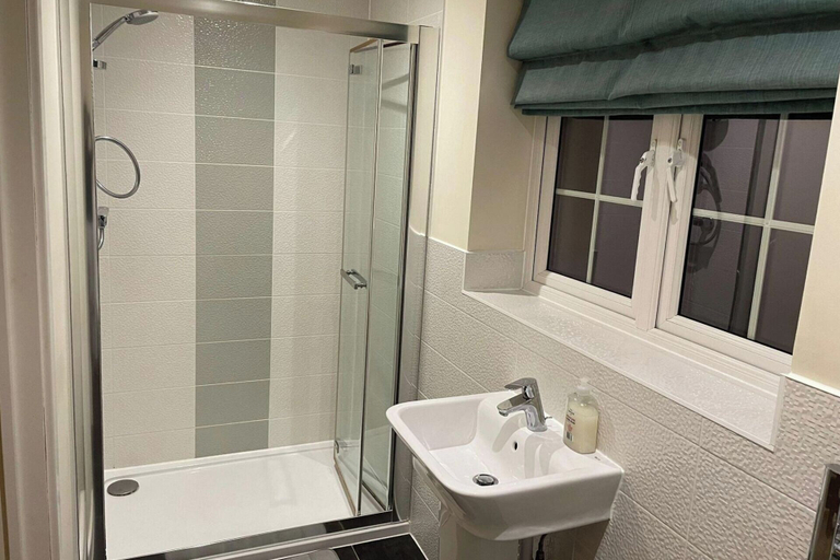 Bathroom 5, 3 Bedroom House Sleeps 7 - Pets Ok - Free Parking, Kent