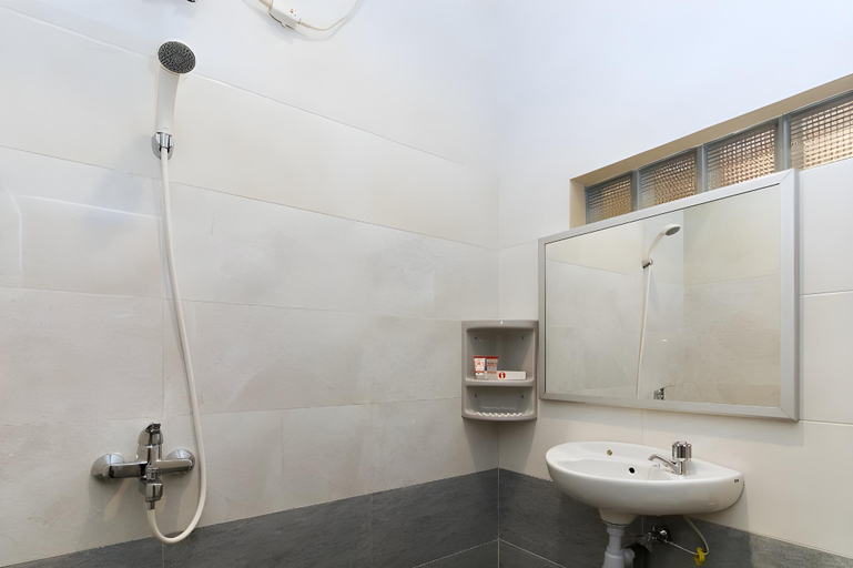 Bathroom, SUPER OYO 890 Dewi Fortuna Guest House, Sleman