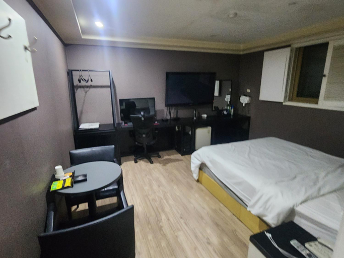 Bedroom 2, Zenith Hotel, Guri