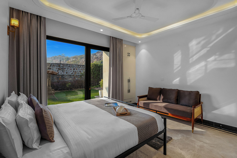 Room 5, ELIVAAS Prassanam Vatika 2 BHK Hillside Villa with Private Pool, Gurgaon