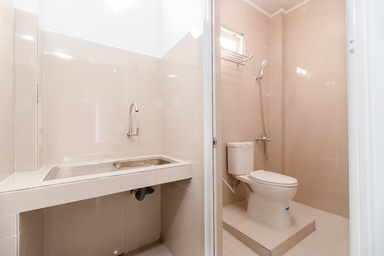 Bathroom 3, RedDoorz Plus near Palembang Icon Mall 2, Palembang