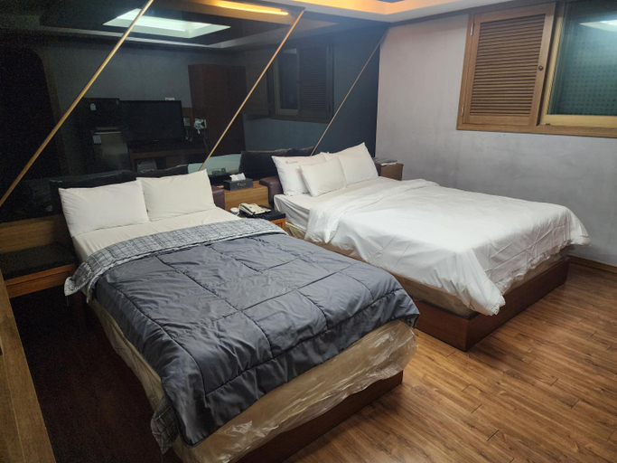 Bedroom 1, Zenith Hotel, Guri