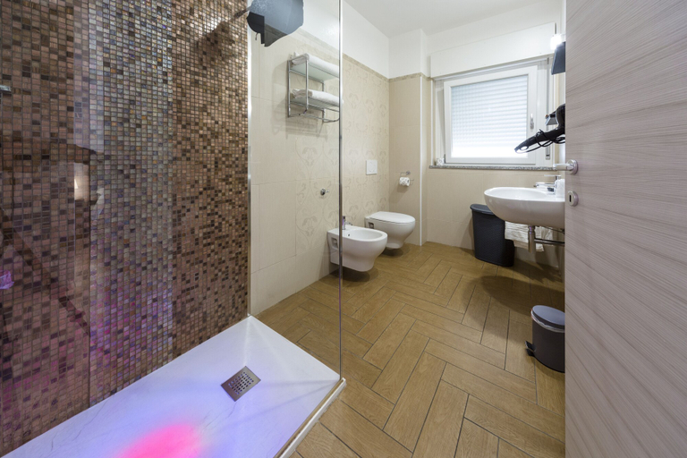 Bathroom 5, B&B Palazzo del Toro, Pescara