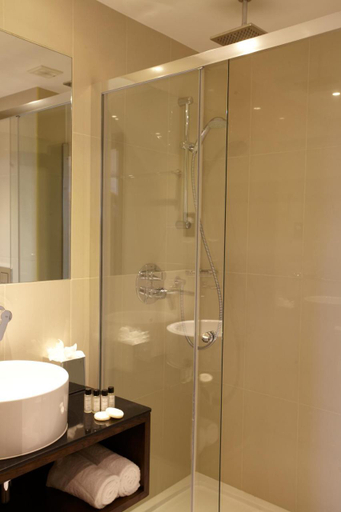 Bathroom 4, Park Grand Heathrow, London