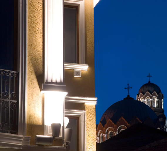 Exterior & Views