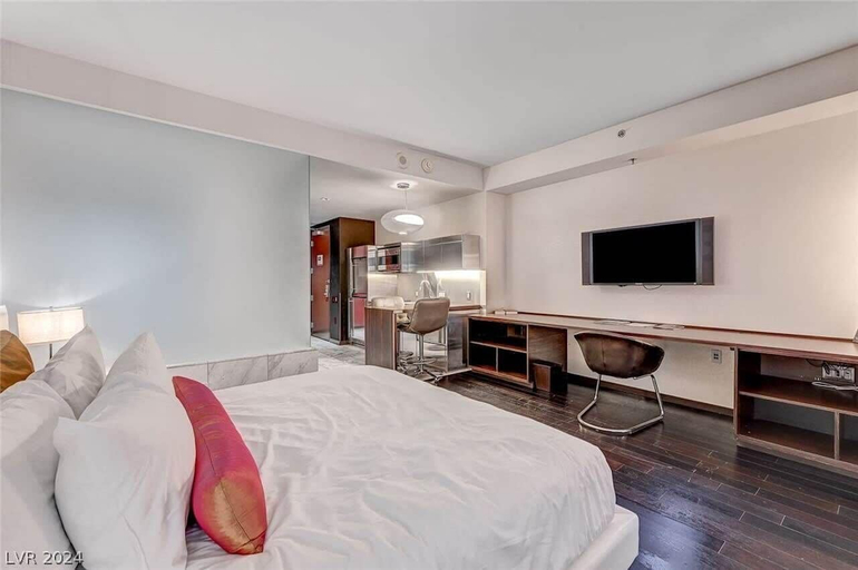 Interior 4, Beautiful Strip-view Balcony Access Studio 31318, Clark