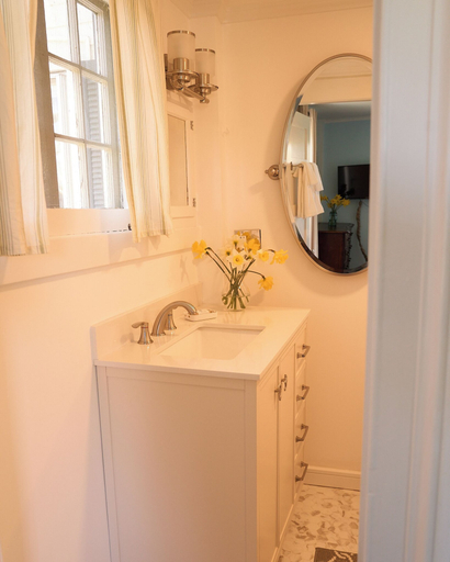 Bathroom 4, The Scranton Seahorse Inn, New Haven