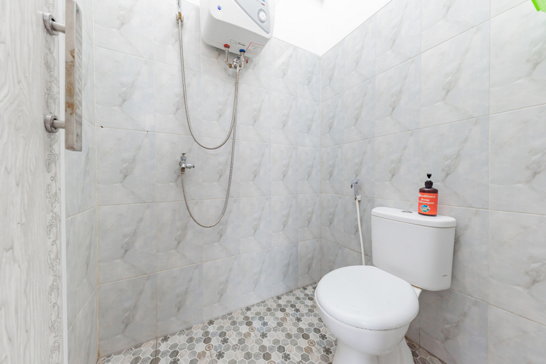 Bathroom 3, RedDoorz Syariah near Ciledug Station, Cirebon