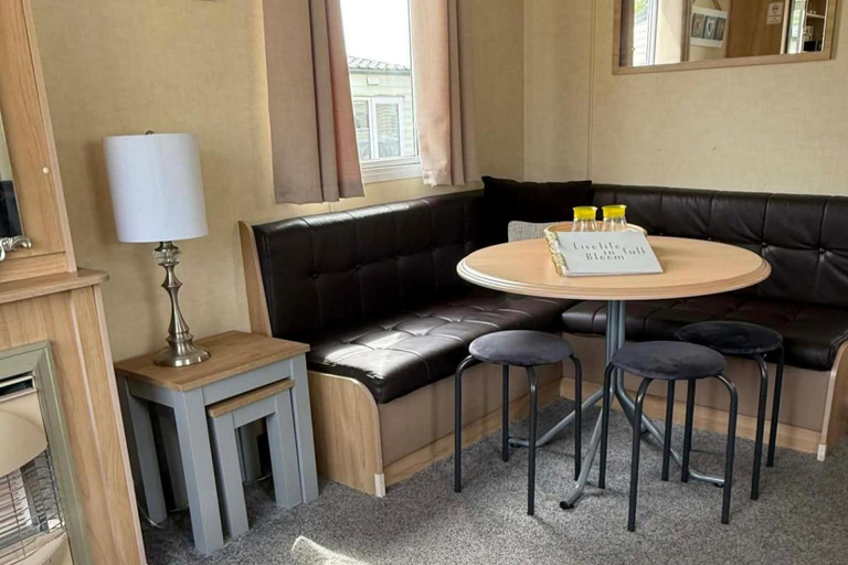 5, Chalet Sleeps 6 with Lake Views Parking, Lincolnshire