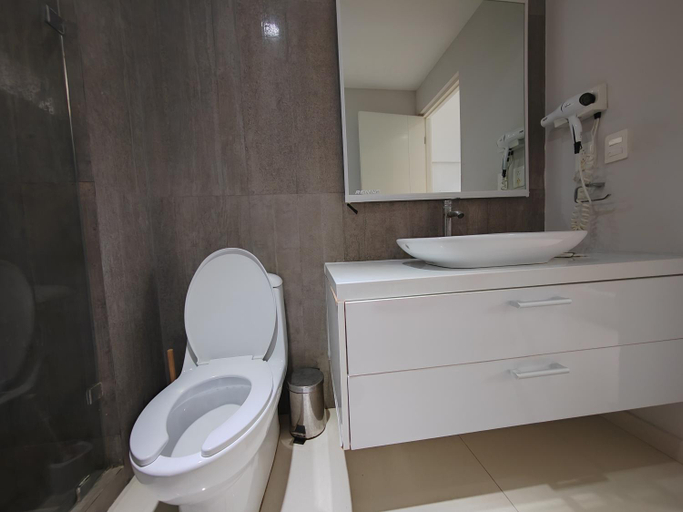 Bathroom 2, Centrally located apartments steps away from 5th avenue and the beach! By.Yeah, Cozumel