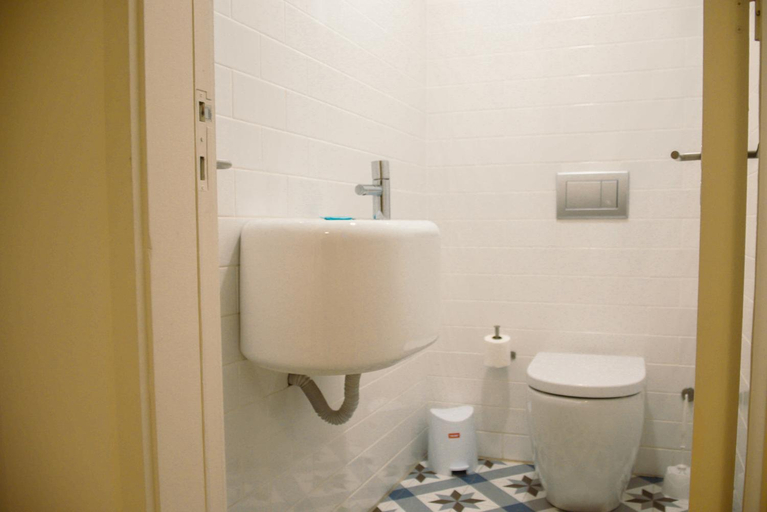 Bathroom 2, Belas Artes Apartments, Porto
