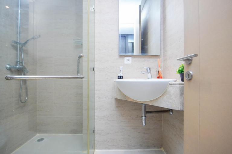 Swimming Pool 2, Classic and Warm 1BR at Apartment Gold Coast By Travelio, Jakarta Utara