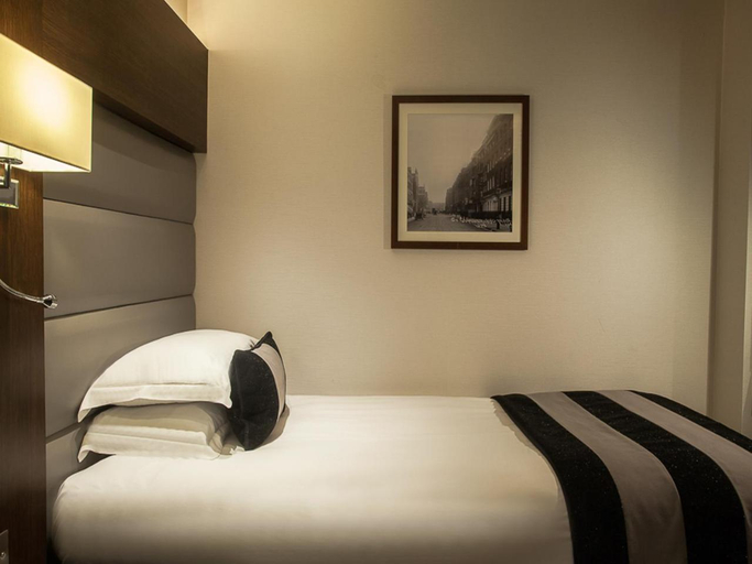 Bedroom 2, Park Grand Heathrow, London