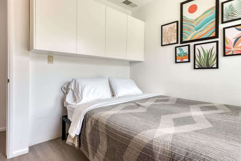 Room 3, Mid-century Oasis w Private Pool Mountain Views, Riverside
