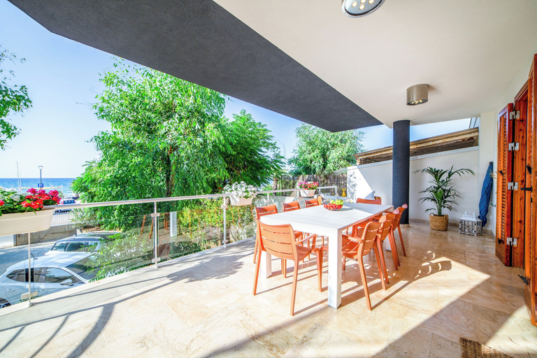Outdoor dining, Marina Beach Apartments, Trapani