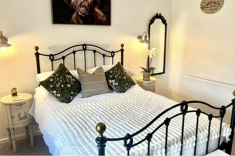 Bedroom 2, 18th Century Cosy Cottage- Stunning Field Views, Warwickshire